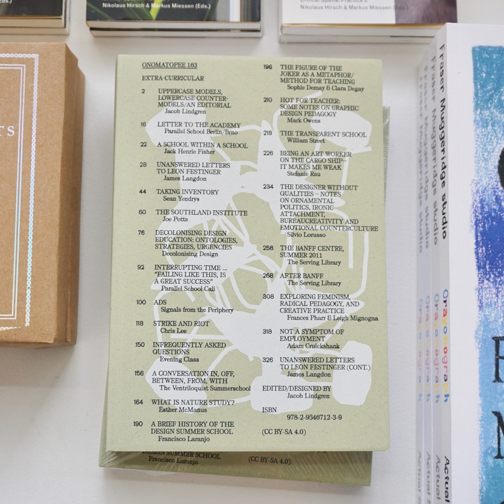 Extra-Curricular, book by Jacob Lindgren, 2018 | Extra-Curricular est un ensemble de textes sur et autour du sujet de l’apprentissage auto-organisé, des programmes d’études, des expériences et des alternatives dans l’enseignement du graphisme.